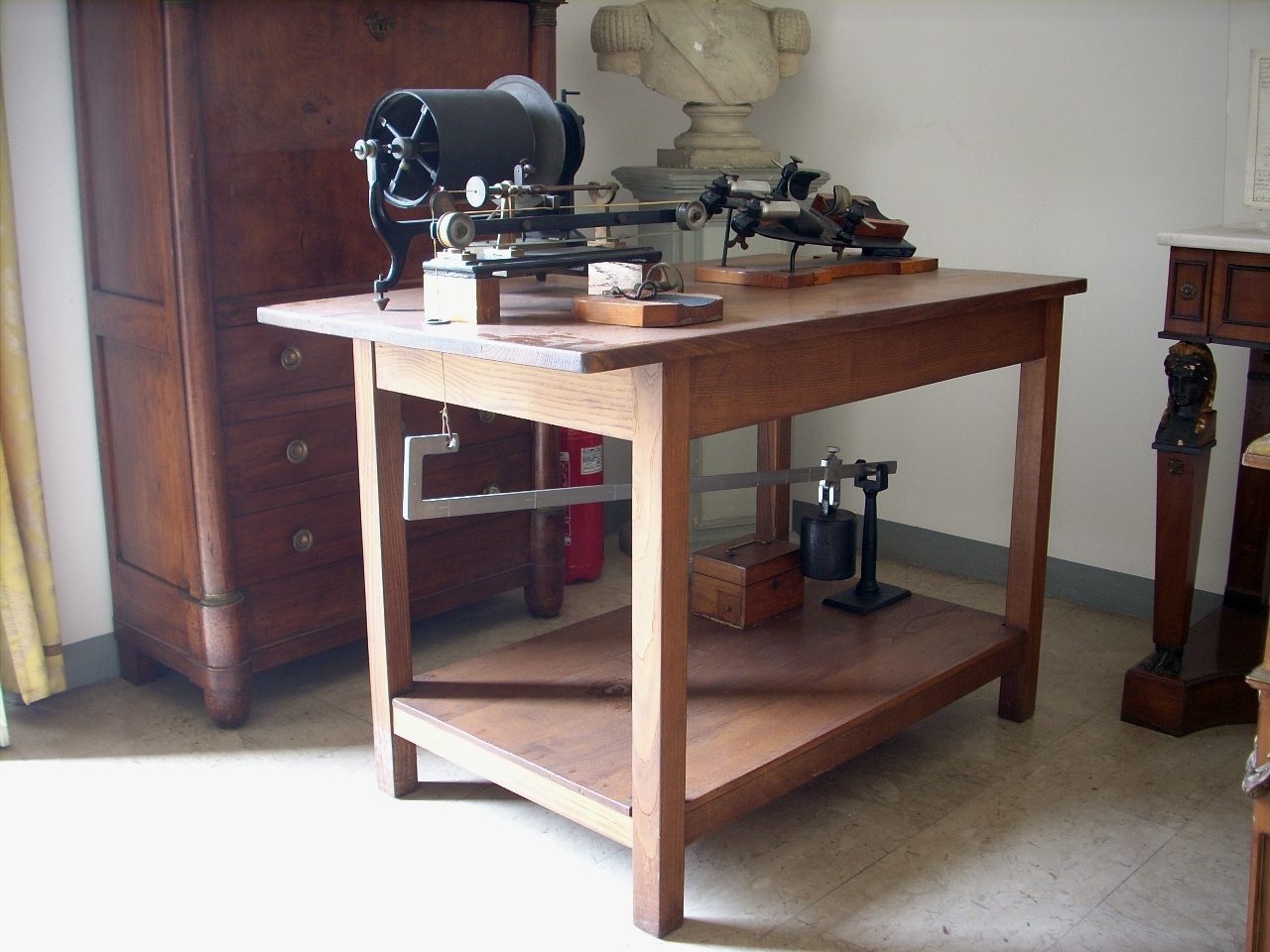 Angelo Mosso s ergograph, Accademia di Medicina, Turin, Italy - 01.JPG